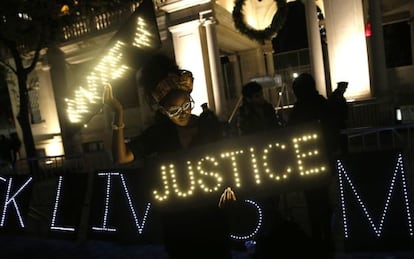 Una mujer coloca un cartel en Ferguson.