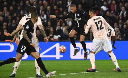 Kylian Mbappe controla un balón ante Chris Smalling durante la vuelta de octavos de Champions.