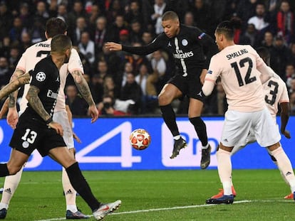 Kylian Mbappe controla un balón ante Chris Smalling durante la vuelta de octavos de Champions.