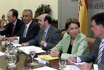 Arenas, Zarrías, Álvarez y Viera, en la reunión en la que se acordó el miércoles ceder las políticas activas.