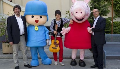 Marc Levy, Pocoyó, el maestro Manuel Higeras, Peppa Pig y Yago Fandiño durante la presentación de 'Let's Clan'.