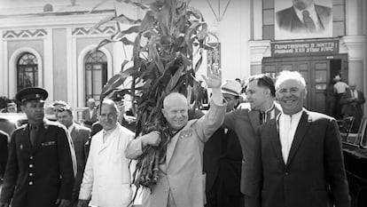Nikita Jruschov (brazo en alto) en Kremenchuk (Ucrania) en una imagen sin datar. En 1954 el mandatario soviético regaló Crimea a Ucrania para celebrar el 300 aniversario de la unificación de Rusia y Ucrania, en el Tratado de Pereyáslav de 1654.
