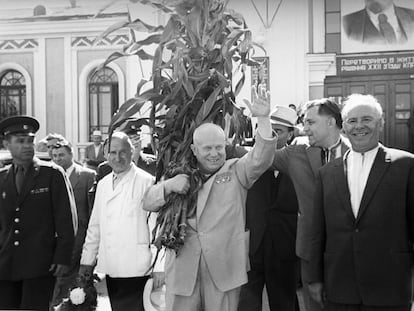 Nikita Jruschov (brazo en alto) en Kremenchuk (Ucrania) en una imagen sin datar. En 1954 el mandatario soviético regaló Crimea a Ucrania para celebrar el 300 aniversario de la unificación de Rusia y Ucrania, en el Tratado de Pereyáslav de 1654.