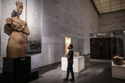 Un visitante observa la estatua Akenatón, décimo faraón de la dinastía XVIII. El museo ha abierto por completo sus puertas con la llegada de las momias, que coincide con la inauguración de sus dos salas principales: la central y la reservada íntegramente a los reyes y reinas recién aterrizados.