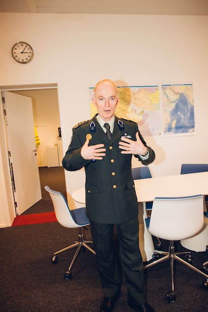 El teniente general holandés Michiel van der Laan, jefe del Estado Mayor Militar de la UE, que concentra 200 oficiales en su staff y 115 en el planeamiento militar. Podría ser el embrión de un futuro cuartel general del ejército europeo.