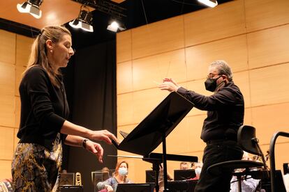 La soprano Chen Reiss y el director Carlo Ricci durante un ensayo en una imagen cedida por la Sinfónica.