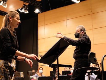 La soprano Chen Reiss y el director Carlo Ricci durante un ensayo en una imagen cedida por la Sinfónica.