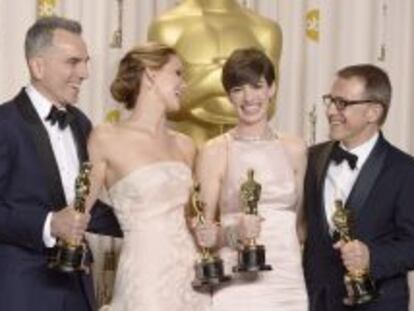 Daniel Day-Lewis (izquierda) con la ganadora del Oscar a la mejor actriz Jennifer Lawrence (segunda izquierda; la de la mejor actriz secundaria, Anne Hathaway; y el de mejor actor secundario, Christophe Waltz el 24 de febrero de 2013.