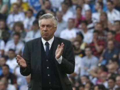 Ancelotti aplaude, en el partido contra el Valencia, en el Bernabéu.