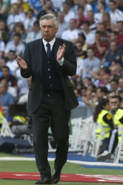 Ancelotti aplaude, en el partido contra el Valencia, en el Bernabéu.