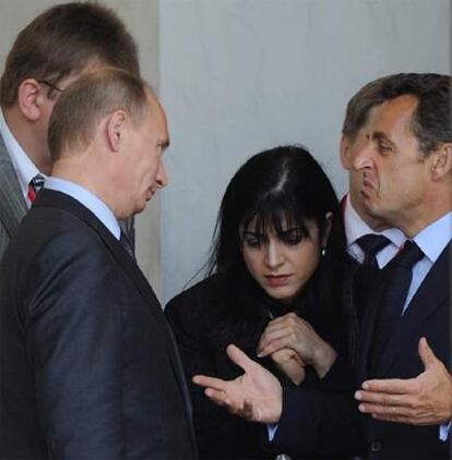 El presidente francés charla con el primer ministro ruso tras una comida de trabajo en la sede de gobierno de París