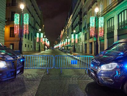 Dos furgones de la Policía Nacional en la Puerta del Sol, frente a la Calle de Alcalá, en Madrid, a 31 de diciembre de 2020.