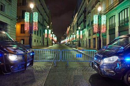 Dos furgones de la Policía Nacional en la Puerta del Sol, frente a la Calle de Alcalá, en Madrid, a 31 de diciembre de 2020.