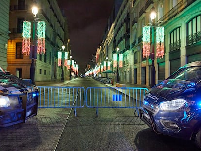 Dos furgones de la Policía Nacional en la Puerta del Sol, frente a la Calle de Alcalá, en Madrid, a 31 de diciembre de 2020.