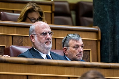 Los diputado de Junts Eduard Pujol y Josep Maria Cervera, durante una sesión plenaria en el Congreso de los Diputados este martes.