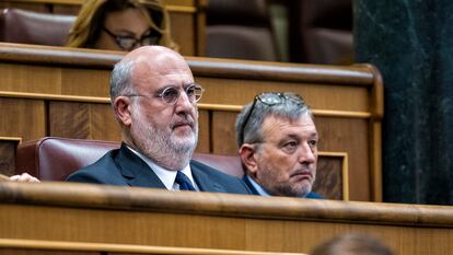 Los diputado de Junts Eduard Pujol y Josep Maria Cervera, durante una sesión plenaria en el Congreso de los Diputados este martes.