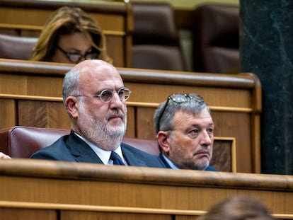 Los diputado de Junts Eduard Pujol y Josep Maria Cervera, durante una sesión plenaria en el Congreso de los Diputados este martes.