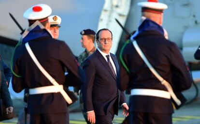 El president francès, François Hollande, passant revista a les tropes aquest dimecres.