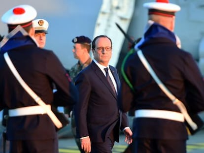 O presidente francês, François Hollande, passa em revista às tropas.