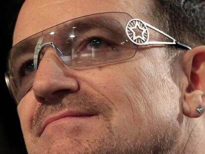 Bono sigue el discurso de Obama el pasado 1 de diciembre en una gala por la lucha contra el sida.