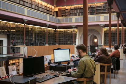 Estudiantes en la biblioteca de la Universidad de Barcelona.