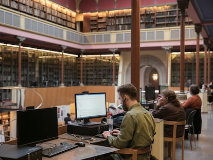 Estudiantes en la biblioteca de la Universidad de Barcelona.