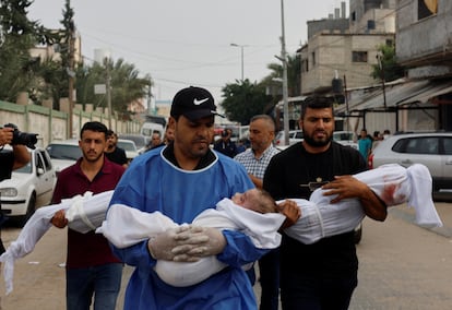 Varios hombres llevan los cuerpos de niños palestinos muertos en los bombardeos israelíes por las calles de Gaza.