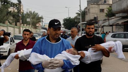 Varios hombres llevan los cuerpos de niños palestinos muertos en los bombardeos israelíes por las calles de Gaza.