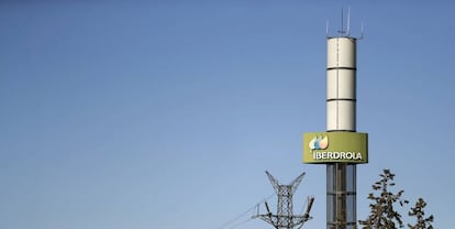 Logotipo de Iberdrola en un tendido eléctrico.