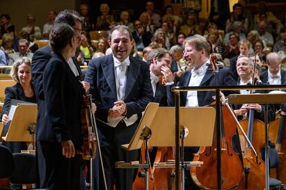 Daniele Gatti conversa con la concertino Albena Danailova y el violinista Jun Keller al final del concierto, el pasado 1 de octubre en Madrid.