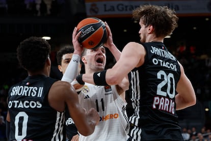 Hezonja, entre Shorts y Jantunen.
