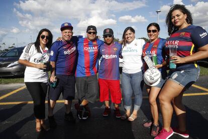 Aficionados del FC Barcelona y el Real Madrid asisten a un partido entre los dos equipos celebrado en Miami en 2017.