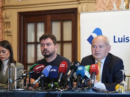 El abogado de la familia de soldado Carlos León, Luis Romero (derecha), junto al portavoz de la familia del soldado (centro), durante su intervención en la rueda de prensa en Sevilla este jueves.
