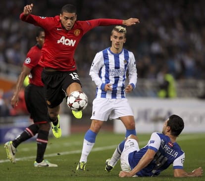 Smalling se lleva el balón ante De la bella y Griezmann