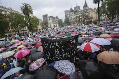 Pancartas asoman entre los miles de paraguas de las manifestantes que recorren las calles de Buenos Aires para luchar contra la violencia hacia las mujeres.