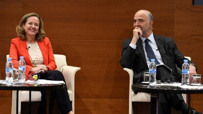 La ministra de Economía, Nadia Calviño, con el comisario Pierre Moscovici, el pasado mes de septiembre. / Víctor Lerena (EFE)