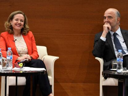 La ministra de Economía, Nadia Calviño, con el comisario Pierre Moscovici, el pasado mes de septiembre. / Víctor Lerena (EFE)