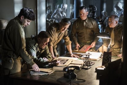 De izquierda a derecha, Sam Epstein, John Goodman, George Clooney, Matt Damon y Bob Balaban en un fotograma de 'The monuments men'.