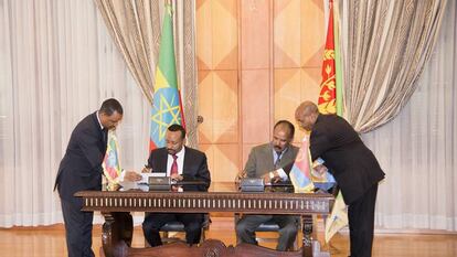 El presidente etíope, Abiy Ahmed, y el presidente de Eritrea, Isaias Afwerk, firman una declaración conjunta este lunes en Asmara (Eritrea).