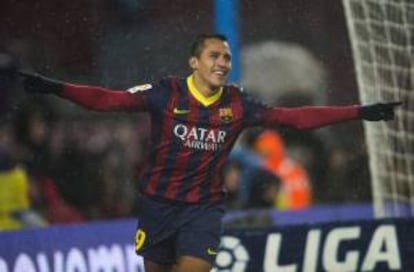 El delantero chileno del FC Barcelona Alexis Sánchez celebra tras marcar uno de sus goles, ayer ante el Levante.