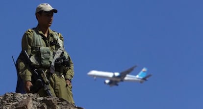 Un avi&oacute;n sobrevuela a un soldado israel&iacute; en la frontera con Egipto en 2011.