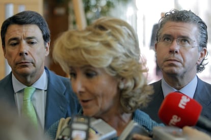El vicepresidente del PP de la Comunidad Autónoma de Madrid, Ignacio González (izquierda), la presidenta Esperanza Aguirre y el consejero de la Presidencia, Francisco Granados, durante un pleno de la Asamblea. 2 de octubre de 2008.