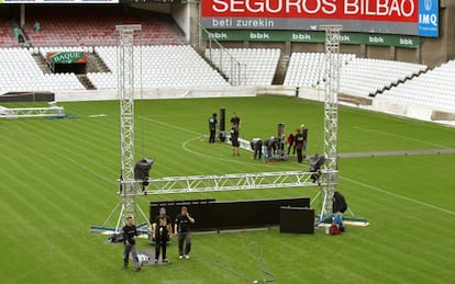 Vista del montaje de una de las cuatro pantallas gigantes que se han instalado en el estadio de San Mamés para ver la final.