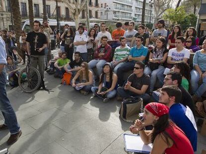 Alumnos y docentes de la Olavide llevan las clases a la calle para protestar.