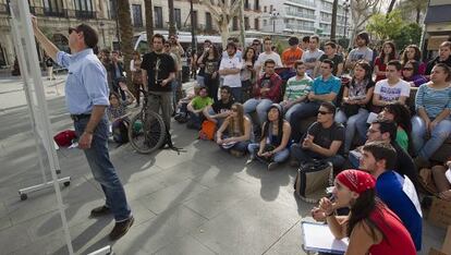 Alumnos y docentes de la Olavide llevan las clases a la calle para protestar.