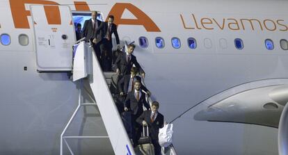 La selección española, a su llegada al aeropuerto de Curitiba (Brasil).