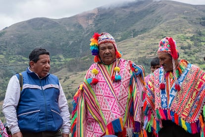 El biólogo Constantino Aucca (izquierda) y líderes comunitarios en Queros (Perú).