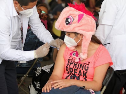 NEZAHUALCÓYOTL, ESTADO DE MÉXICO, 14AGOSTO2021.- Jóvenes de 18 a 29 años acudieron a la convocatoria de ir disfrazados para recibir la primera dosis de la vacuna Sinovac contra Covid-19, a cambio de libros en el módulo de Vacunación del Palacio Municipal de Neza.
FOTO: GRACIELA LÓPEZ /CUARTOSCURO.COM