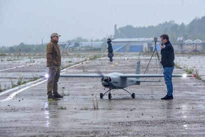 Presentación de un dron UkrJet ante miembros del ejército ucranio el 2
de agosto.