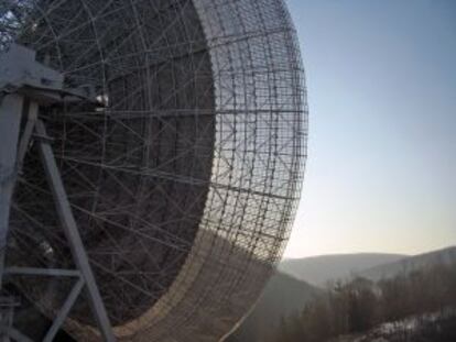 El radiotelescopio Effelsberg, en Alemania, utilizado en la investigación del púlsar PSR J1745-2900 junto al agujero negro del centro de la Vía Láctea.